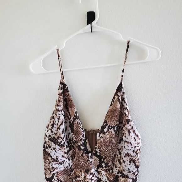 𝅺SUPERDOWN  Snake Print Wide Leg V Neck Jumpsuit Size Small - Picture 3 of 8